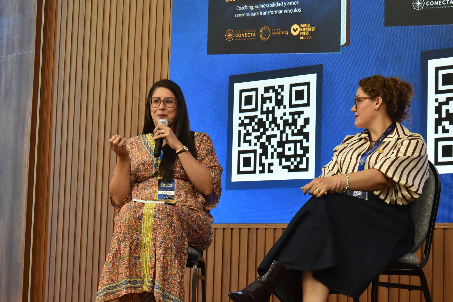 Dos participantes conversan durante un panel de Conecta Editorial